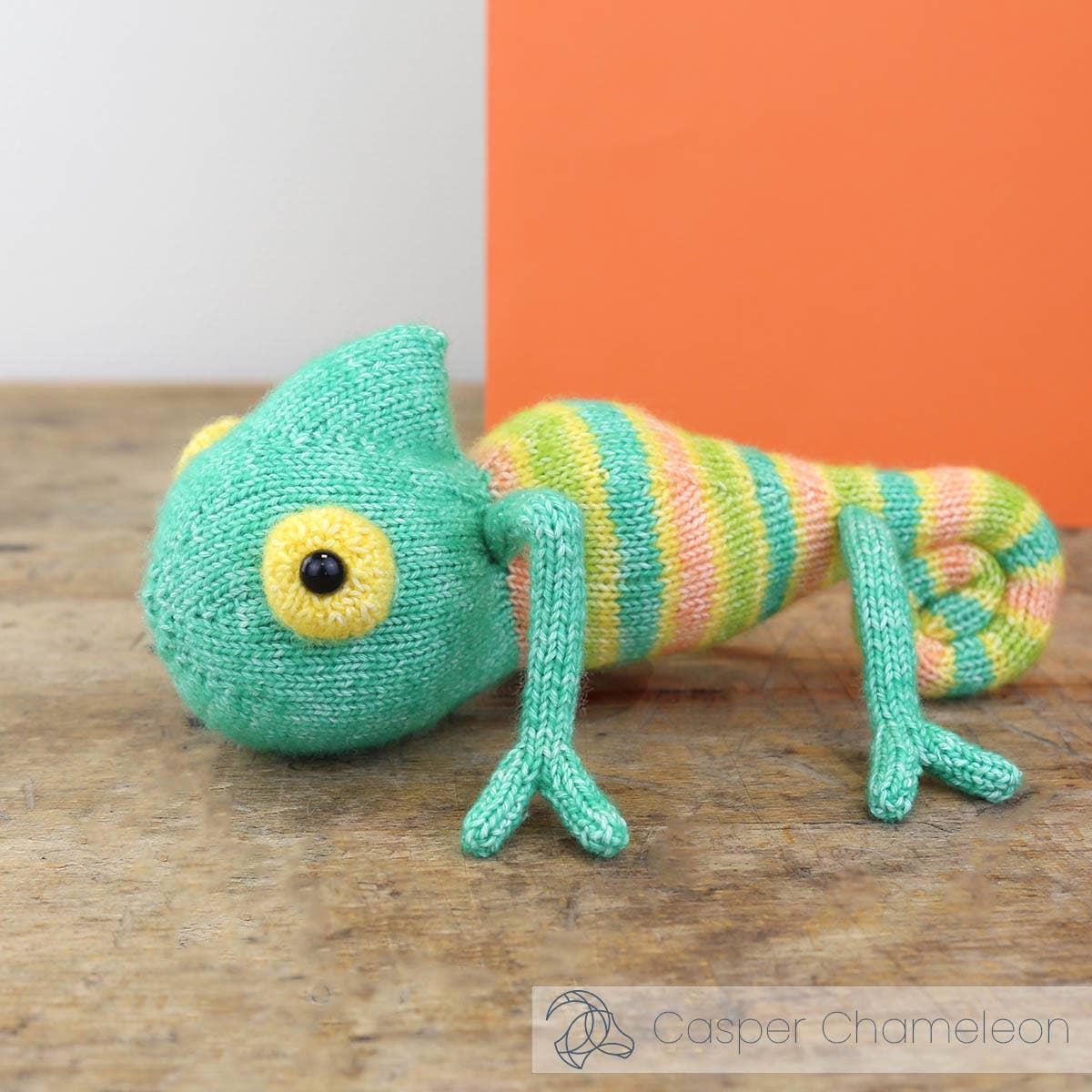 Finished Casper Chameleon knitted chameleon, about 25 cm long